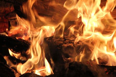 柴火在炉子里燃烧高清图片下载-正版图片505801829-摄图网