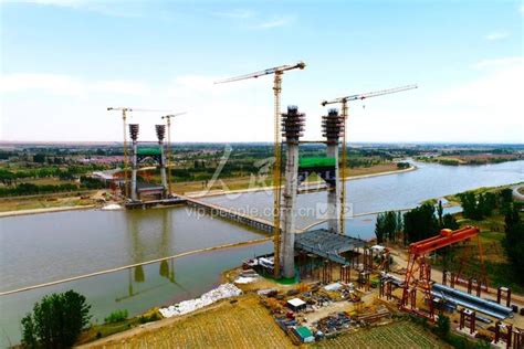 宁夏中卫：黄河公路大桥建设正酣-人民图片网