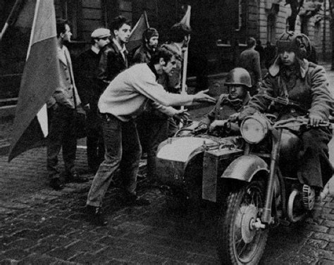 老照片：1968年的布拉格之春 - 派谷照片修复翻新上色