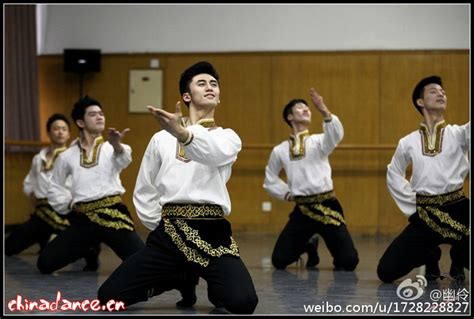 维吾尔族舞蹈摇身点颤