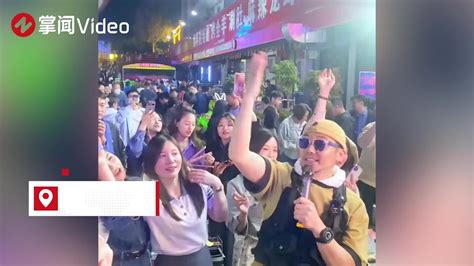 歌手安琥现身淄博夜市，唱成名曲秒变嗨歌现场，引发游客大合唱_新浪新闻
