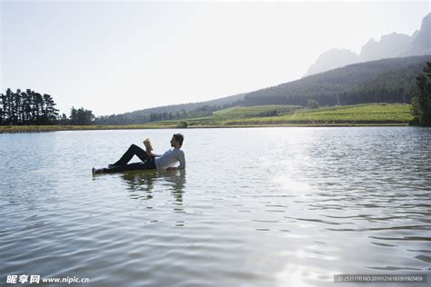 躺在水面上看书的男人摄影图__男性男人_人物图库_摄影图库_昵图网nipic.com