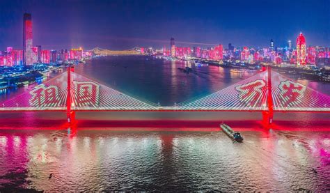 武汉夜景刷屏吸引超4亿关注，长江灯光秀百年特辑将持续展播至7月底 - 封面新闻