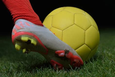 Jugador de fútbol pateando pelota: fotografía de stock © Wavebreakmedia ...