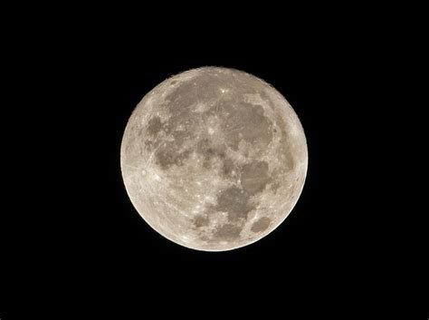 夜晚的月亮图片-夜晚湖面上美丽的月亮素材-高清图片-摄影照片-寻图免费打包下载