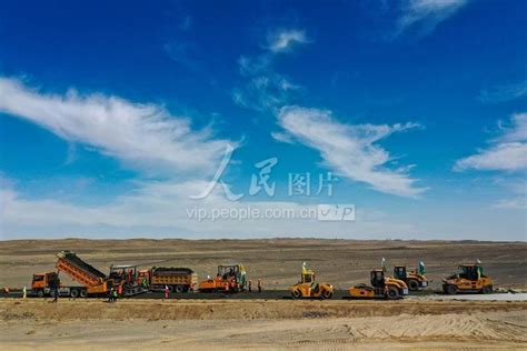 新疆哈密：将淖铁路三塘湖大桥完成铺轨-人民图片网