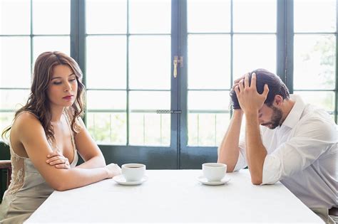 气氛压抑的夫妇对坐着咖啡表情沮丧心事重重人物素材设计