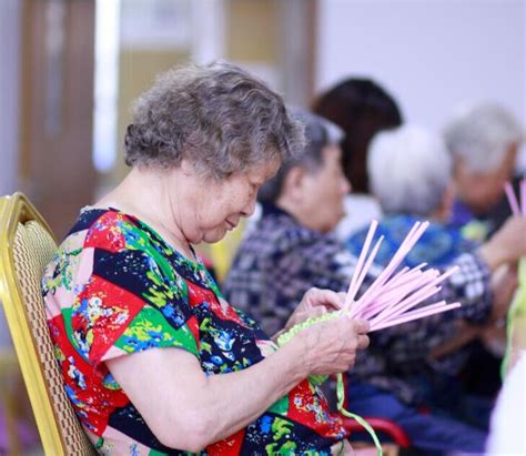 青岛西海岸新区社会福利中心：手工课吸引老人-青岛西海岸新闻网