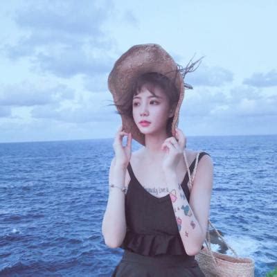 蓝色外套非主流女生头像