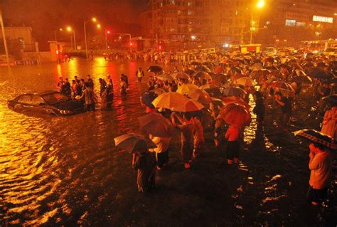 直击北京暴雨：车辆被淹市民趟水前行！夜间还有雨！|北京暴雨|市民|车辆_新浪新闻