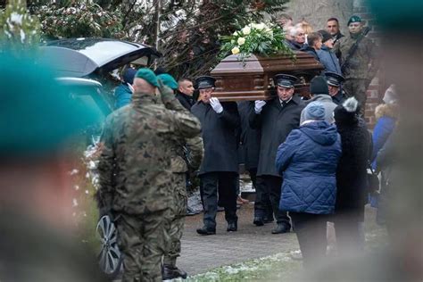 外媒：波兰为导弹事件遇难者举行葬礼，军方仪仗队出席_手机新浪网