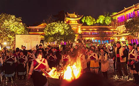 云南丽江：古城夜色迎客来-人民图片网