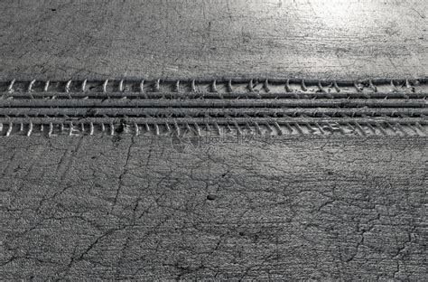 汽车轮胎轨迹缩进破碎的灰色表面高清图片下载-正版图片507561951-摄图网