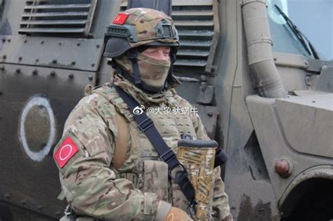 俄罗斯特种部队在乌克兰，亮点在头盔上的胜利旗帜标志与臂章！