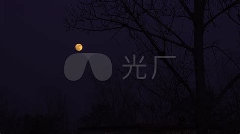 满月之夜穿过的山地路在夜晚与大月亮相伴的乡村高清图片下载-正版图片506400439-摄图网