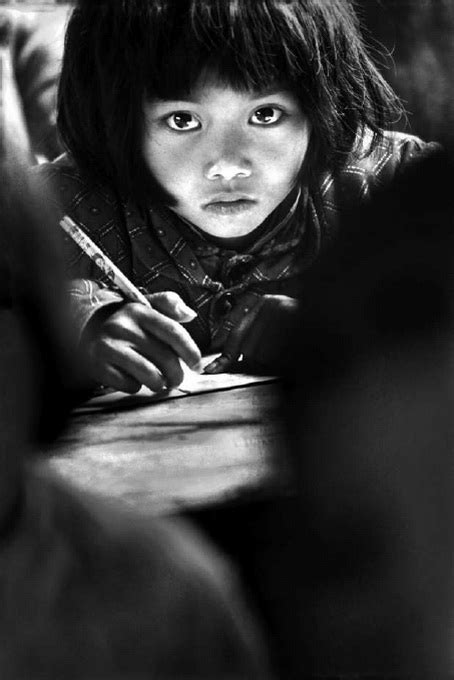 美越战争中的真实老照片：可怜的妇女儿童，眼中的世界满是绝望|战争|越南|美军_新浪新闻