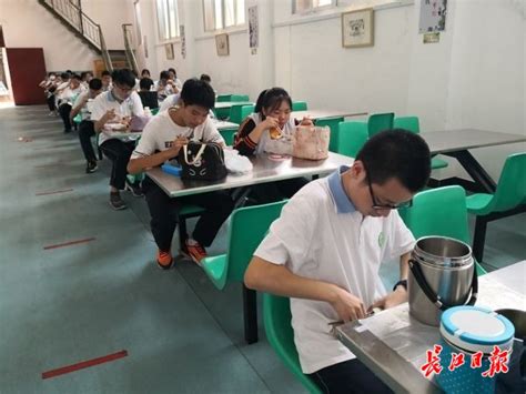 郑州铁路职业技术学院校长马玉霞调研学生就餐情况