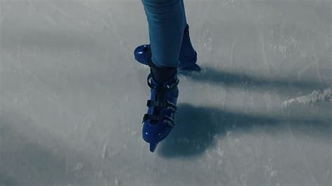 一个小孩在溜冰场上滑冰mov4K视频素材下载-编号4174964-潮点视频
