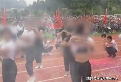 桂林某中学女生集体跳撩衣舞露出内衣，校长：审查时幅度没那么大。-搜狐大视野-搜狐新闻