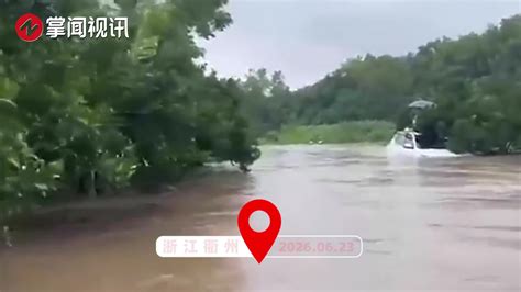 夫妻开车回家遇洪水，抛锚被困洪水中爬车顶求救，救援画面曝光_新浪新闻