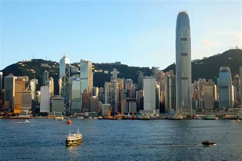 昨夜今晨 | 香港特区政府下调全年GDP预测至零增长；字节跳动或将收购互动百科 | 第一财经杂志