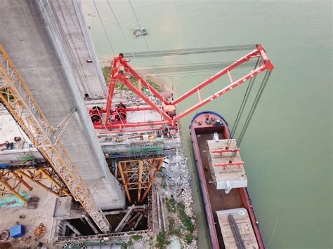 中铁科工两台桥面吊机投入世界最大跨度无砟轨道钢混斜拉桥建设-工程机械品牌网