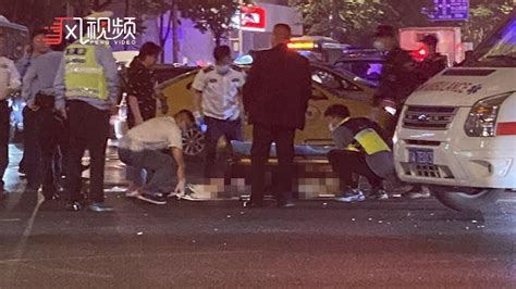 南京一男子驾车撞人并持刀捅人 警方：因感情纠纷行凶，8人送医_凤凰网视频_凤凰网
