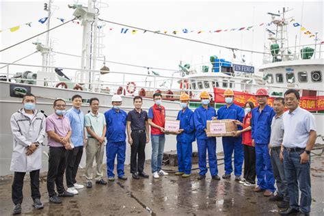 中国远洋渔业公司接受护航的小型渔船_新浪图集_新浪网
