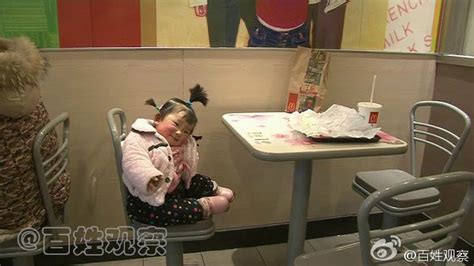 一岁女童被弃麦当劳 20多天后家属现身跪谢民警_新闻频道_中国青年网