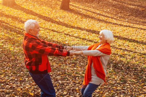 一对年老夫妇在跳舞微笑着的老女人运动就是生命高清图片下载-正版图片506267328-摄图网