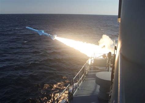 伊朗在霍尔木兹海峡军演 首次成功潜射巡航导弹_手机新浪网