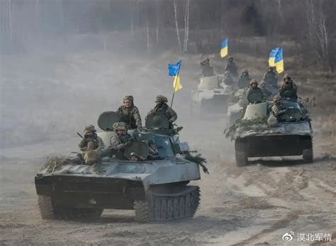 俄军女兵正在给自愿放下武器的乌军士兵发放补给……__财经头条