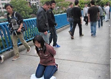 街中一女子反手捆绑并下跪，真相令人怜惜不已_大豫网_腾讯网