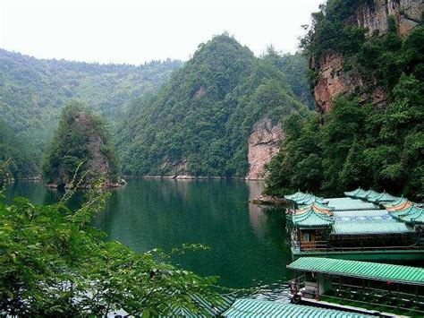 泸沽湖高原上的明珠 湛蓝清澈的湖水 绝美的湖光山色 仿佛世外桃|高原|泸沽湖|湖光山色_新浪新闻