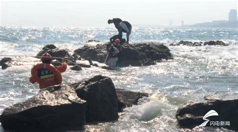 外地游客青岛游玩被困礁石 风大浪急消防紧急救援