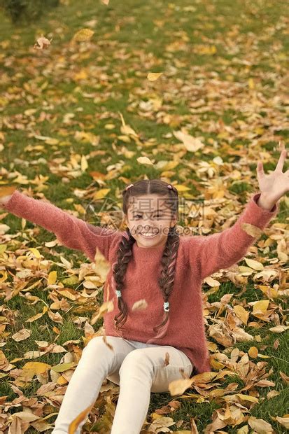 秋叶与自然有秋叶的小孩秋天森林里快乐的小女孩快乐的童年上学时间很高兴在身边不急热爱大自然高清图片下载-正版图片506174826-摄图网