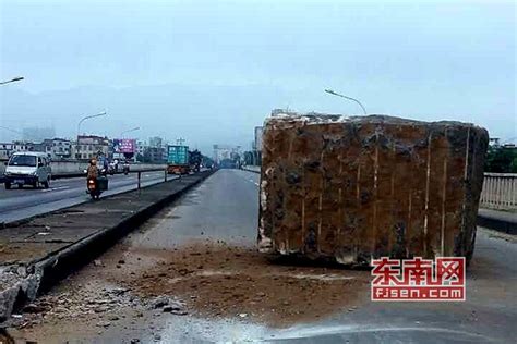 货车失控坠落云霄大桥 30多吨巨石甩落路中_漳州新闻_海峡网