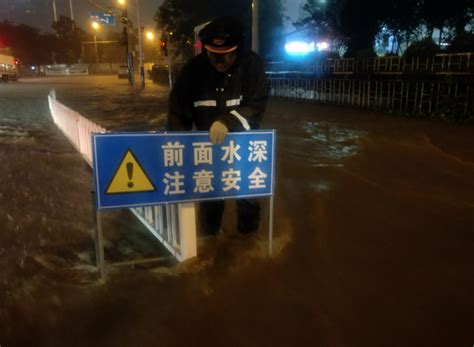 河南洛阳：暴雨引发山洪！多人被困 消防人员紧急救援_老人