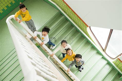幼儿园儿童上楼梯高清图片下载-正版图片501112154-摄图网