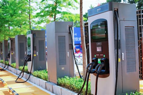 上海1.3辆新能源车就有1个充电桩 小区加装共享充电桩比较难_城生活_新民网
