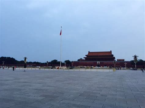 丁真第一次到北京看升国旗 现场连线主持人朱迅-千龙网·中国首都网