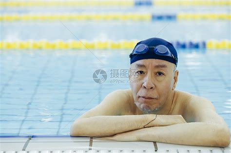 老年运动女子在室外游泳池游泳。老女游泳运动员锻炼。积极退休。老芬尼斯。成熟健康的生活方式。退休锻炼。_3840X2160_高清视频素材下载 ...