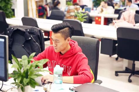 杭州程序员从互联网跳央企，晒一天工作和收入，网友：待一年就废 - 知乎