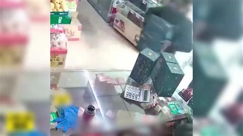 毛贼专偷一家超市，赃物又卖回给老板_凤凰网视频_凤凰网