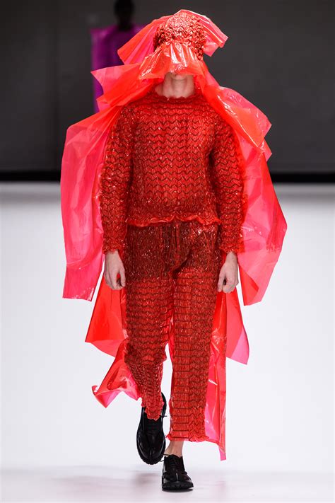 2019年伦敦时装周男装秋冬时装秀上，塑料是令人惊喜的潮流，引发关注塑料污染对地球影响的意识！ - 普象网