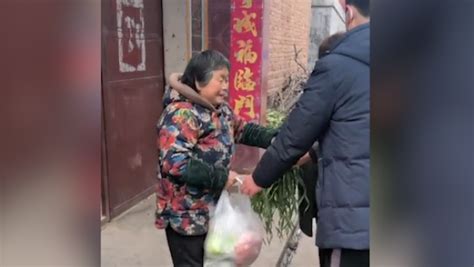 河南禹州5名年轻人凑万元为村里老人买菜：他们不会线上购物_凤凰网视频_凤凰网