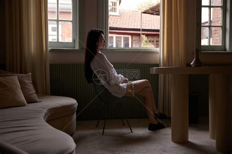 成熟女性坐在家中客厅发呆思考高清图片下载-正版图片501805395-摄图网