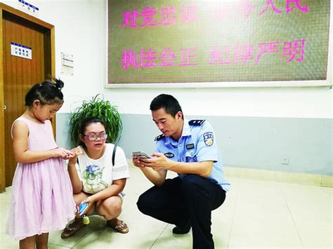 迷路女孩路边哭泣 警察叔叔赶来帮助母女团聚 - 社会 - 东南网厦门频道