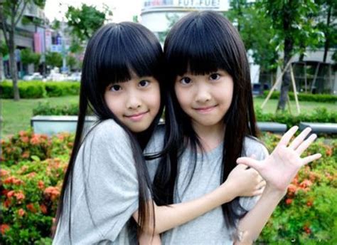 台湾人气双胞胎小姐妹最新照：“蜜桃”成熟时(图)_中国双胞_双胞之家