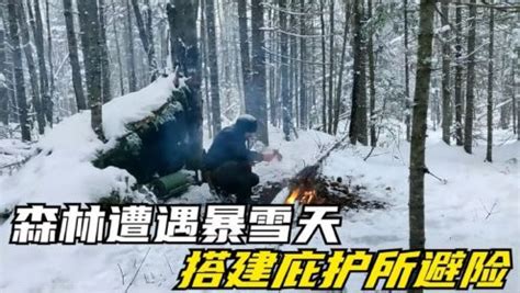 雪天里，手持火炬的男子爬上森林斜坡视频素材_ID:VCG42N667114414-VCG.COM
